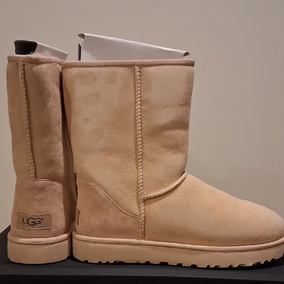 UGG Classic Short II with Amb Boots (Color: Creme) - Picture 5 of 16